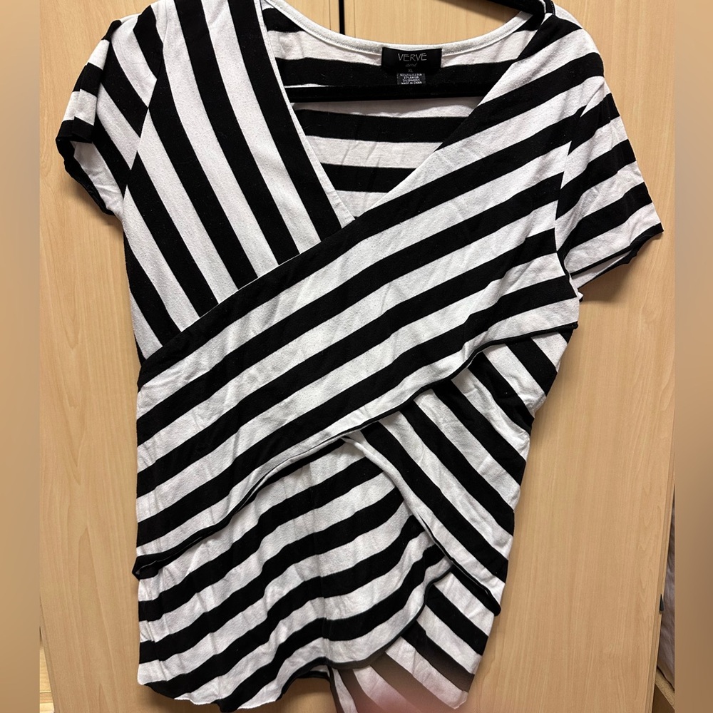 Verve Ami- black and white cross over slimming v-neck short sleeve. Size XL